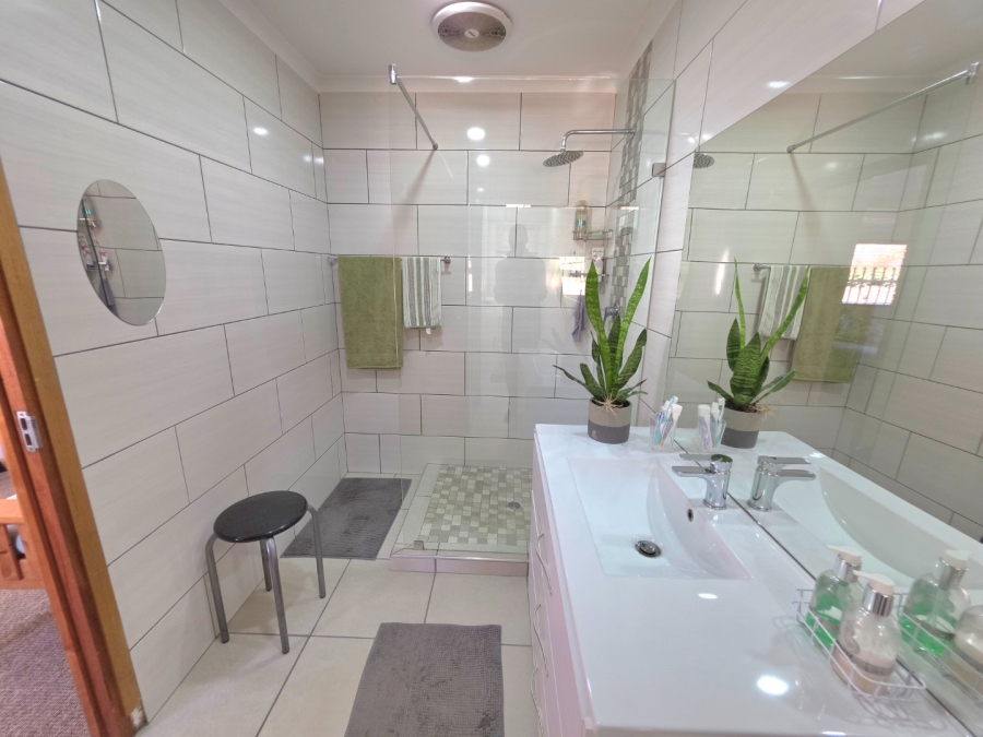 5 Bedroom Property for Sale in La Provance Free State